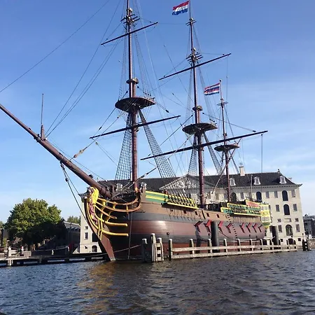 Oda ve Kahvaltı Houseboat Between Windmills Amsterdam