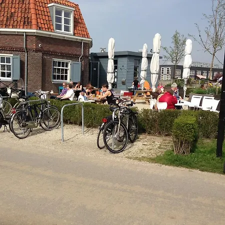 B&B Houseboat Between Windmills *