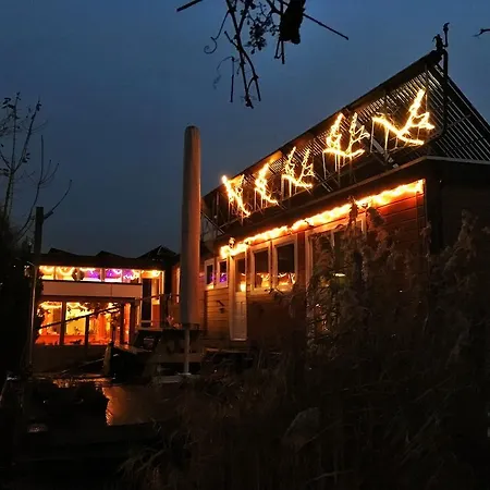 Houseboat Between Windmills 암스테르담