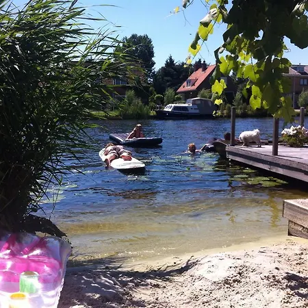 B&B Houseboat Between Windmills *